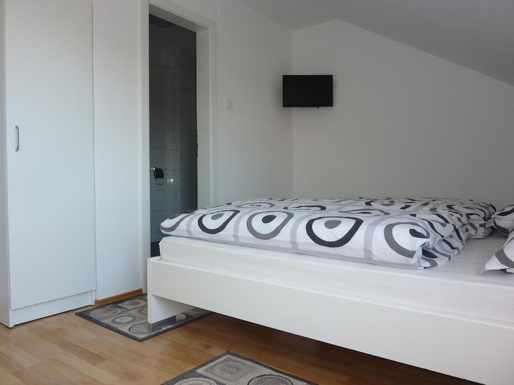 Rooms&Apartment Mira G. Postojna Quarto foto